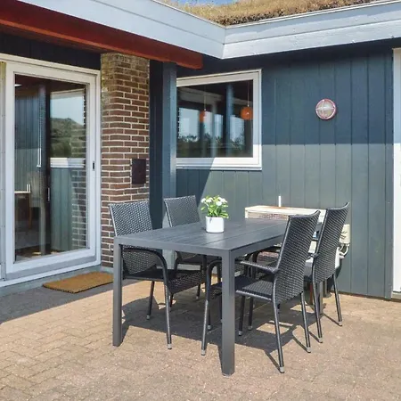 Vakantiehuis Three-bedroom In *